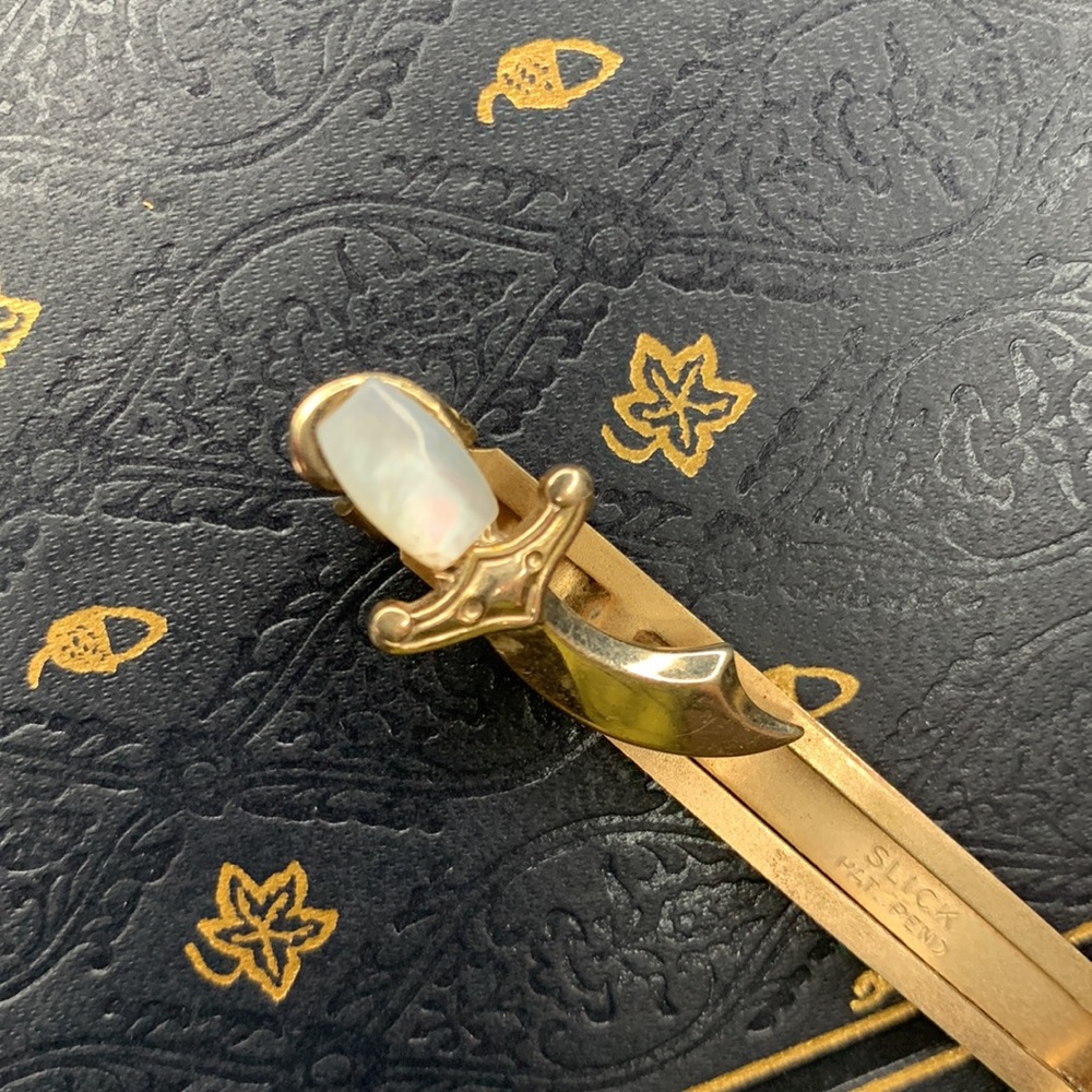 Vintage gold tone metal SLICK tie clip with Mother of Pearl daggers / knives - Picture 10 of 13